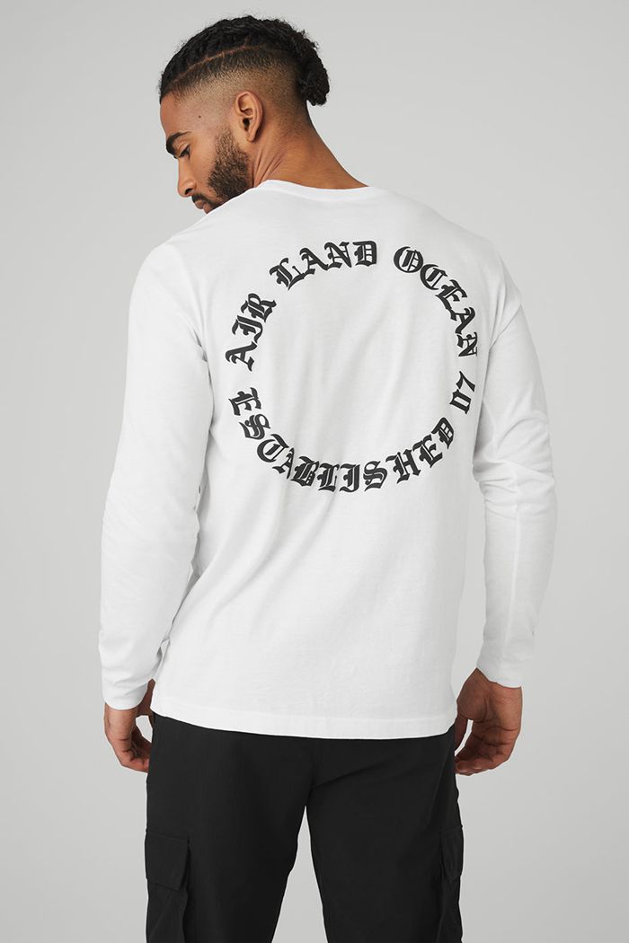 Alo Yoga Graphic Ancient English Men's Long Sleeve White | 24VODSBMJ