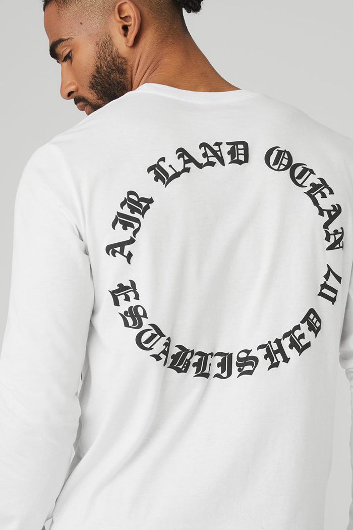 Alo Yoga Graphic Ancient English Men's Long Sleeve White | 24VODSBMJ