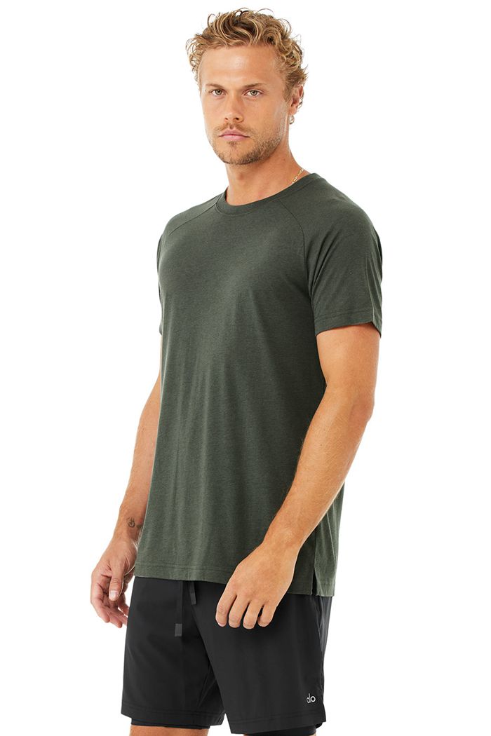 Alo Yoga The Triumph Crew Neck Tee Men\'s Short Sleeve Dark Green | 70VUWGQYO